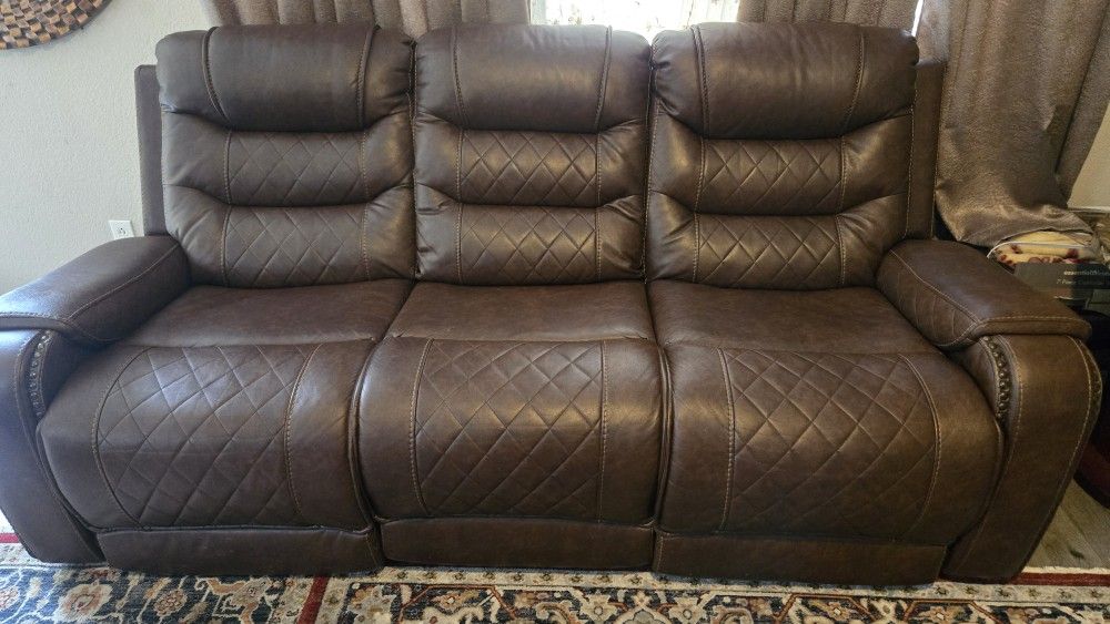 All Leather Full Size Reclyner  2 Love Seats And Sofa 