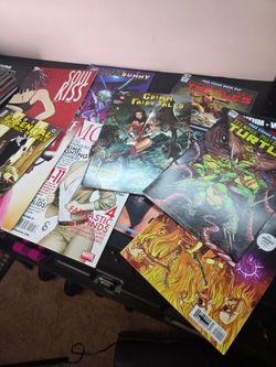 Mixed Comic Books and Graphic Novels Lot