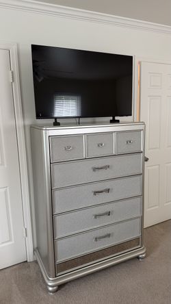 32-Inch Samsung Flat-Screen TV – Only 15 Months Old – $75.00