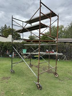 Scaffolding Set/3 Planks Included