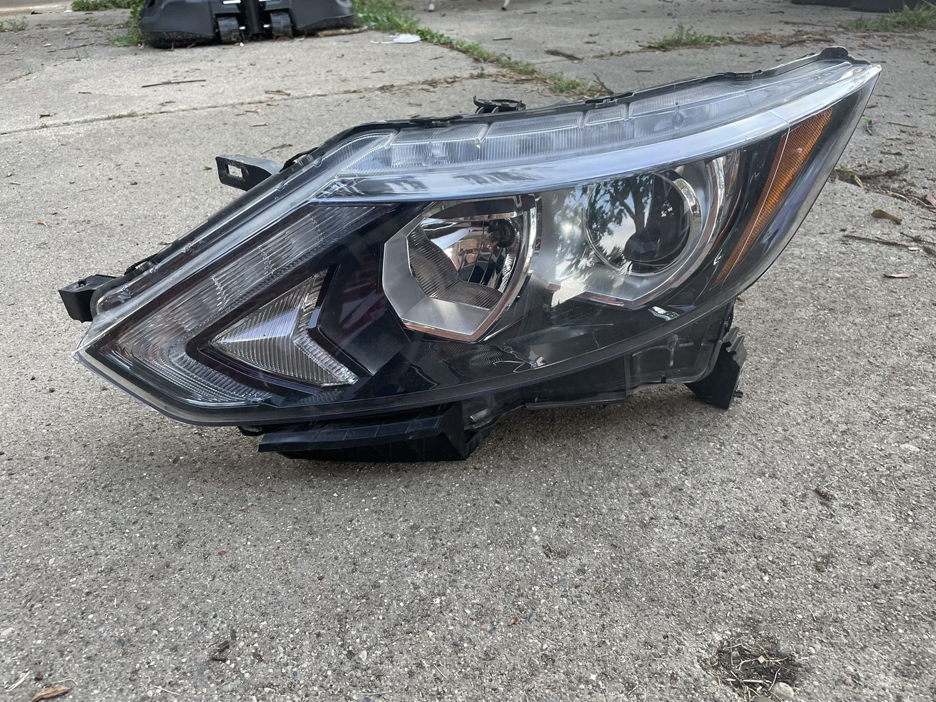 2018 Nissan Rogue Sport Headlight Driver Side