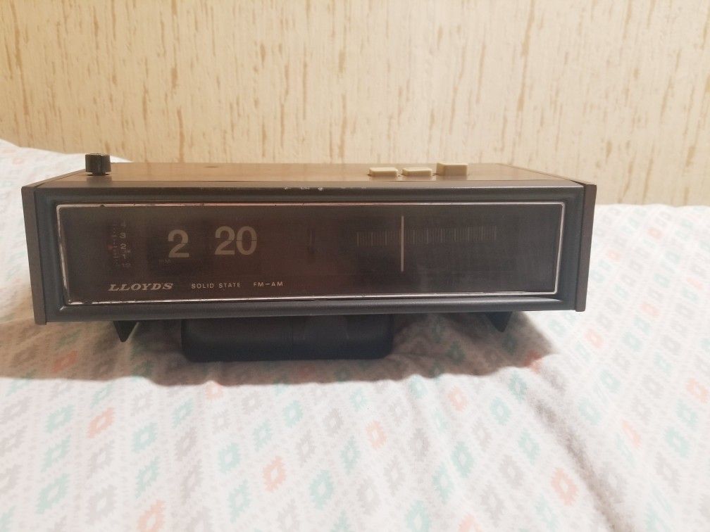 Vintage Lloyd's Number Flipping Alarm clock radio for Sale in KS, US