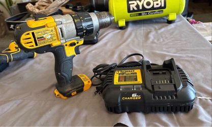 DeWALT DCD985 20V Li-Ion Cordless Hammer Drill - And Charger Dcb1106