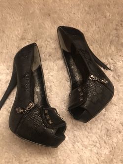 Fredrick’s black rhinestone Skull Heals ☠️