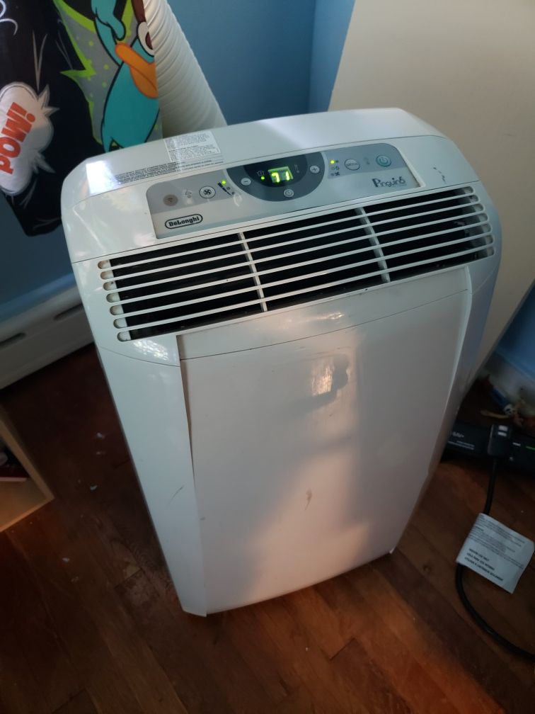 Air conditioner 12,000 btu works good