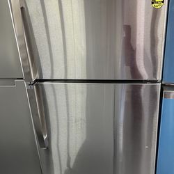 GE refrigerator top and bottom stainless steel with ice maker