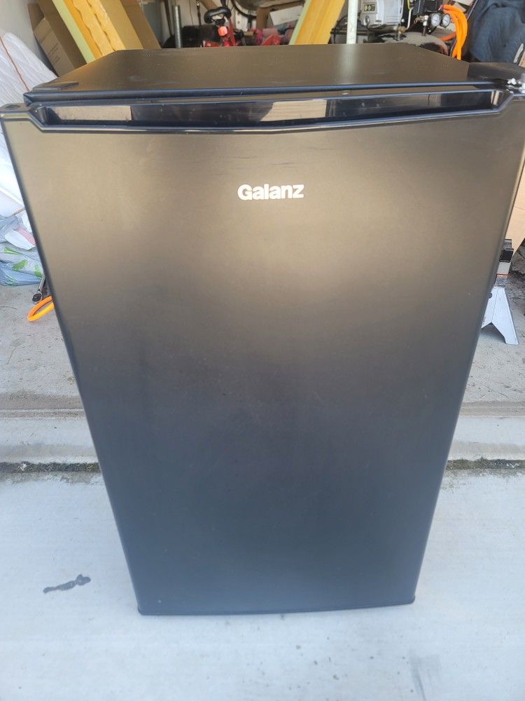 Galanz Mini fridge
