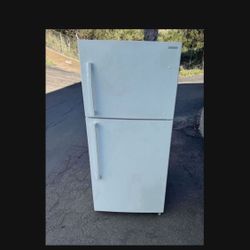 Insignia 18 Cubic Refrigerator Fridge Freezer Free Local Delivery