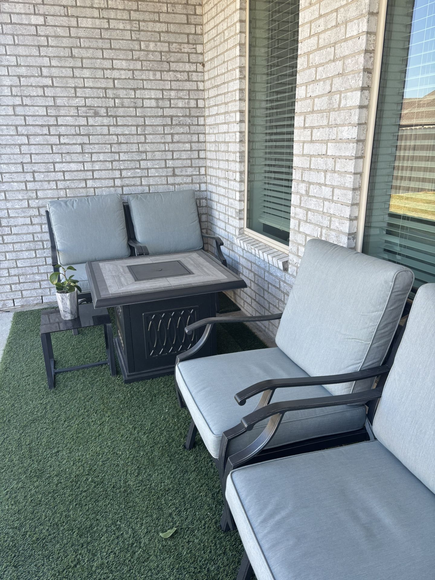 Outdoor Fire Pit Table & 4 Chair Patio Set – Like New 