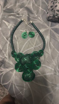 Beautiful Green Necklace With Earrings 