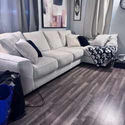 Ashley Lorenza Sectional With Chase