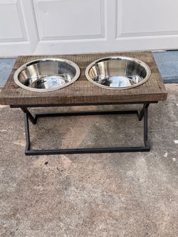 Dog feeder