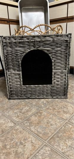 XL wicker cat litter box enclosure in practically brand-new condition! Bundle options w/pan