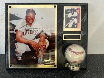 Willie Mays Signed Photo Baseball Card Plaque Set