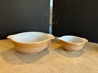 Vintage Pyrex set of 2 Bowls