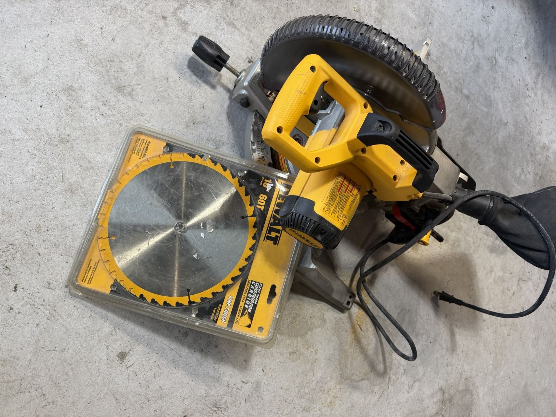 Dewalt Miter Saw DW 713 Like New Barely Used With extra blade