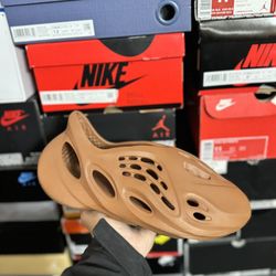 Adidas Yeezy Clay Red Foam Runner size 10 VNDS