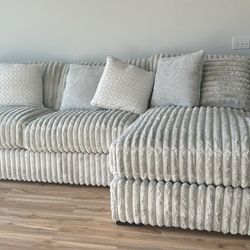 2-PC Stupendous Sectional. 🚚WE DELIVER🚚