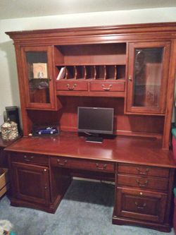 Gorgeous High Quality Executive Desk w Lighted Hutch⁷