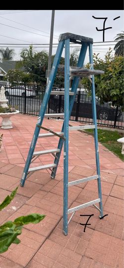Excellent condition, 7 feet and more sizes available fiberglass ladders 🪜