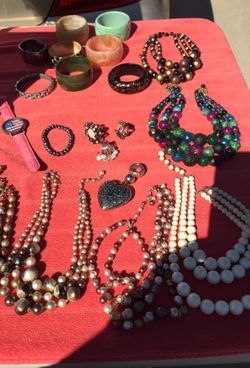 Assorted vintage necklaces
