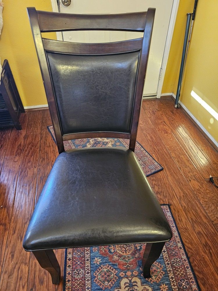 WOOD DINING ROOM TABLE AND 6 CHAIRS