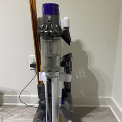 Dyson Cyclone V10 Absolute + Stand & Attachments