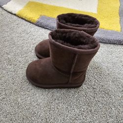 New Toddler  Ugg Size 7 