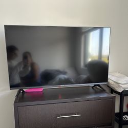 HISENSE TV 40” Roku Tv 