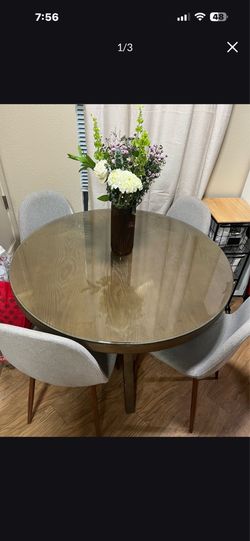 Round table w/ chairs