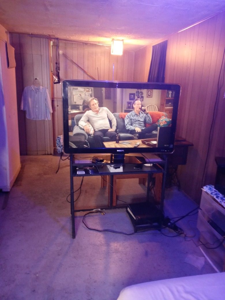 43 In Philips 1080 LCD With Beautiful picture In Great Condition only 90$