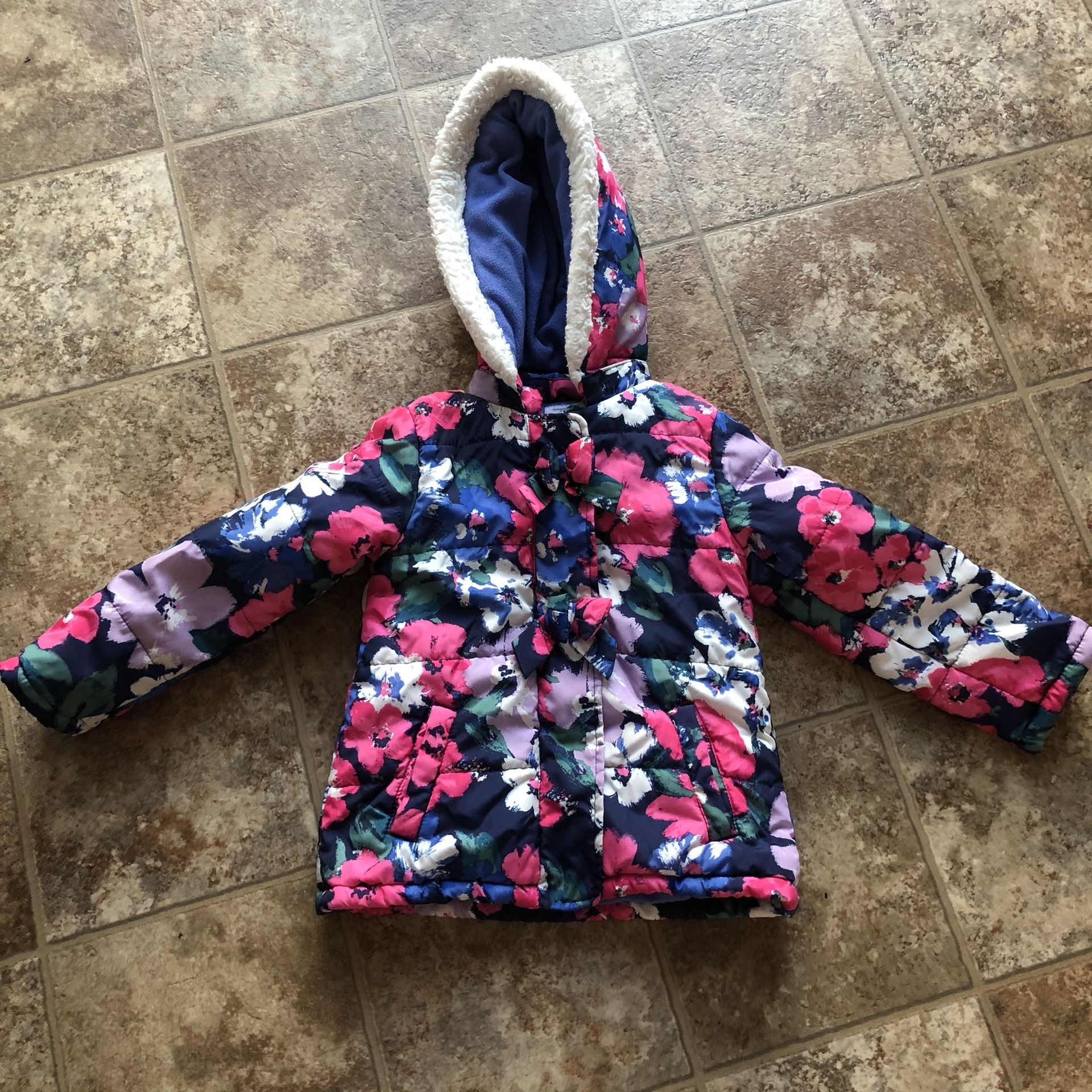 Girl jacket 5T . Very good condition. No pet & smoking.