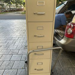 Metal Filing Cabinet - 4 Drawers With Lock
