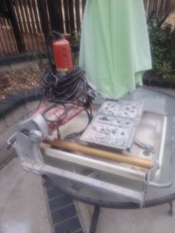 Ceramic tile saw