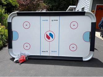 Air hockey table
