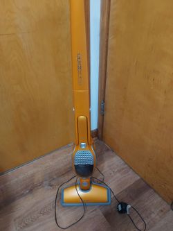Electrolux el1014 cordless stick vacuum cleaner assembly with charging stand in very good working condition. Pick up in Niles, IL 60714 cash or zelle 