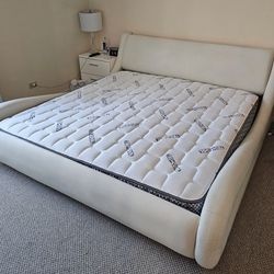 Kind Size Bed With Matrass And Box Springs 