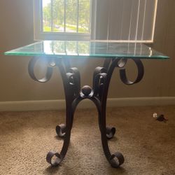 END TABLE AND GLASS TABLE ( LIVING ROOM SET)