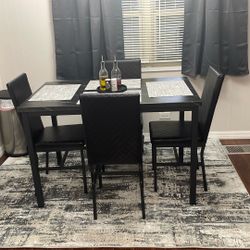 Dining Room Set   Table And 4 Chairs 