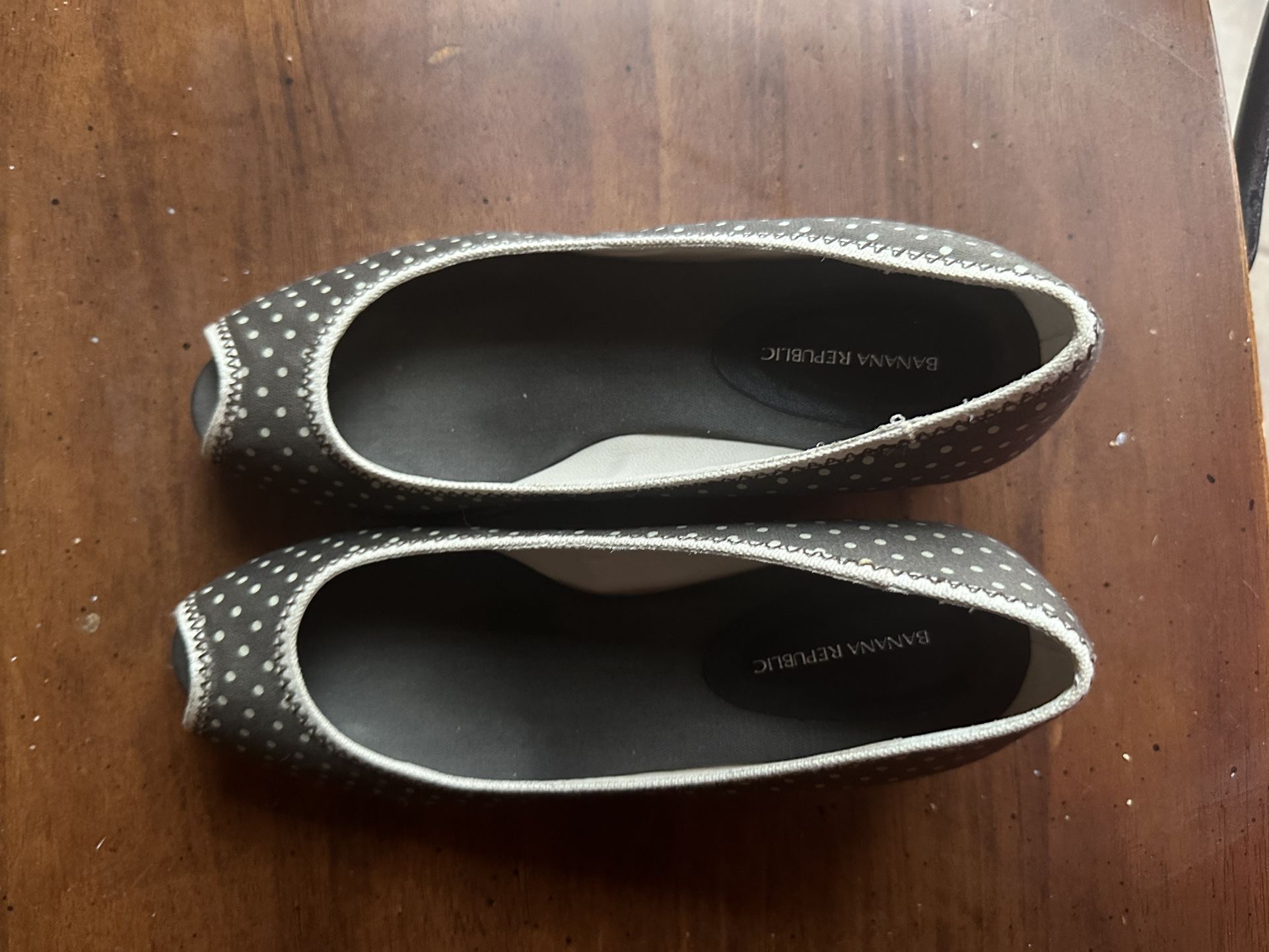 Banana Republic grey-green with cream polka dots shoes, wedges. Size 7/7.5