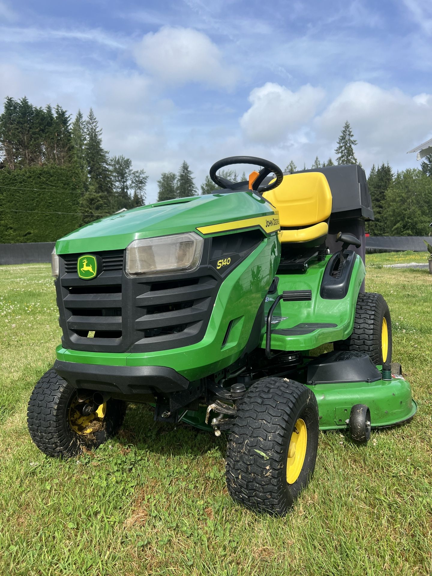 John Deere S140 Lawn Tractor with Double Bagging System