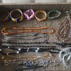 ASSORTMENT OF JEWELRY 