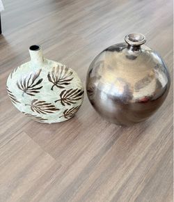 Set of 2 vases