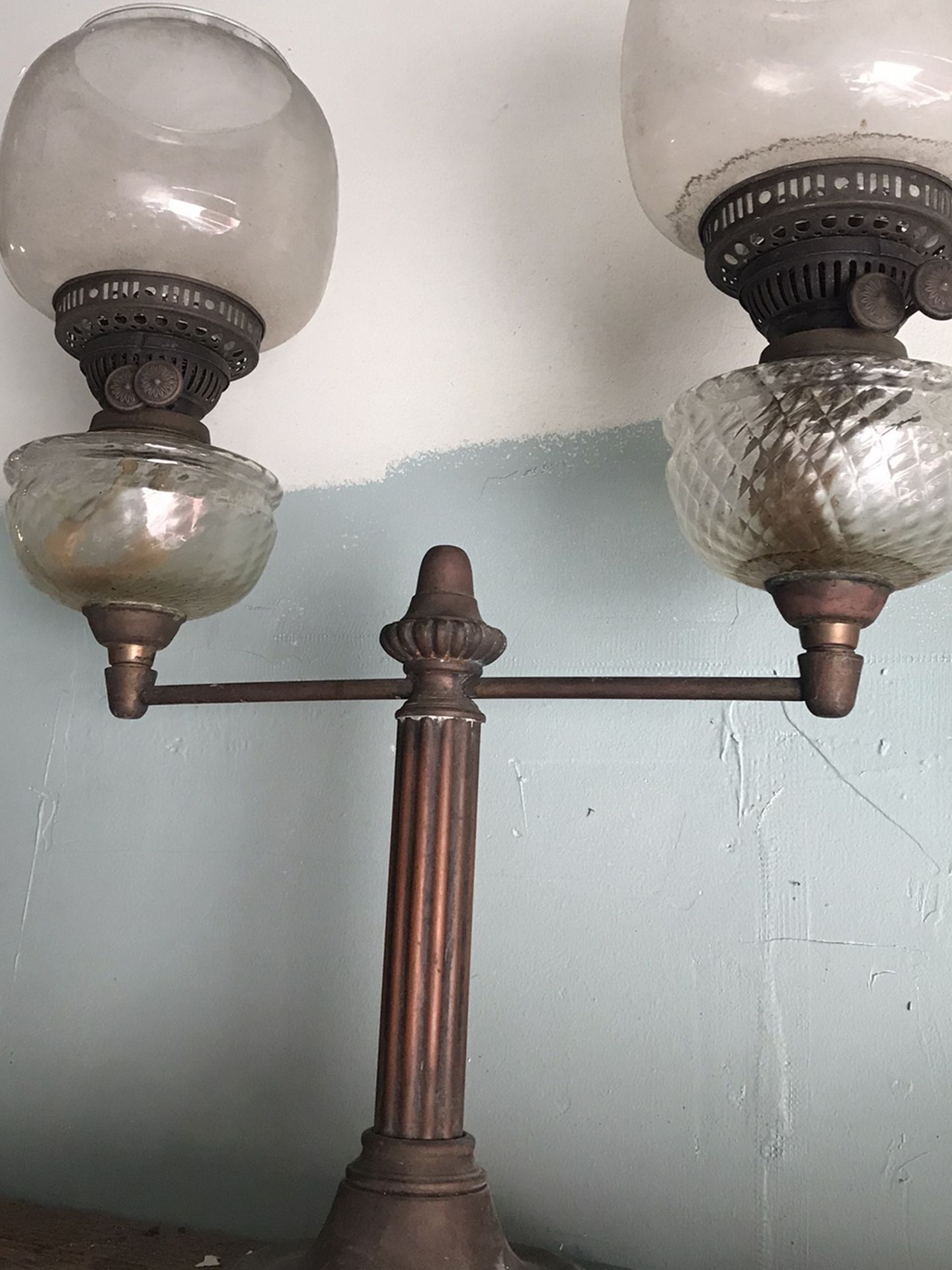 ANTIQUE VINTAGE VICTORIAN BRASS DOUBLE OIL LAMP