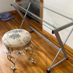 Make Up Table And Chair,great Condition ,steal!!