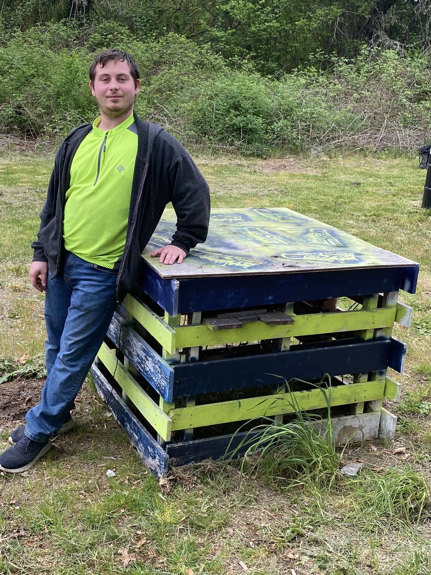 Yard table with liftable lid for storage