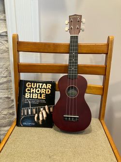 Diamond Head DU-150 Ukulele (Maple) with Case & Guitar Chord Book