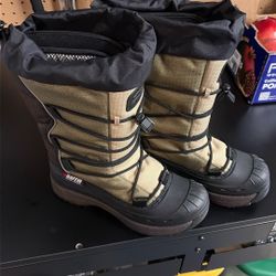 women’s Baffin Snow Shoes, Size 8 New