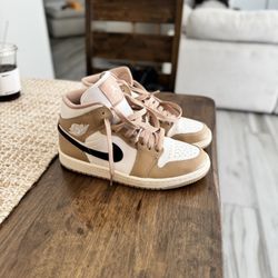 Women’s Jordan 1 Mid SE - Size 6