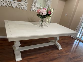 Like New- Beautiful dinning table (78’’, 102’’ fully extended )